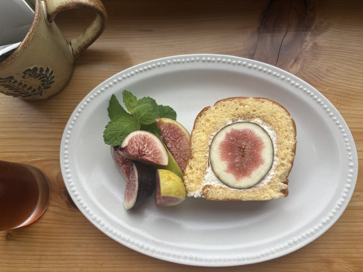 miyurion's tweet photo. 椎谷コーヒー☕️にて✨いちじくのロールケーキが美味しかった忘備録
しかし店内が暑すぎる😅 https://t.co/qpAo5ur8az