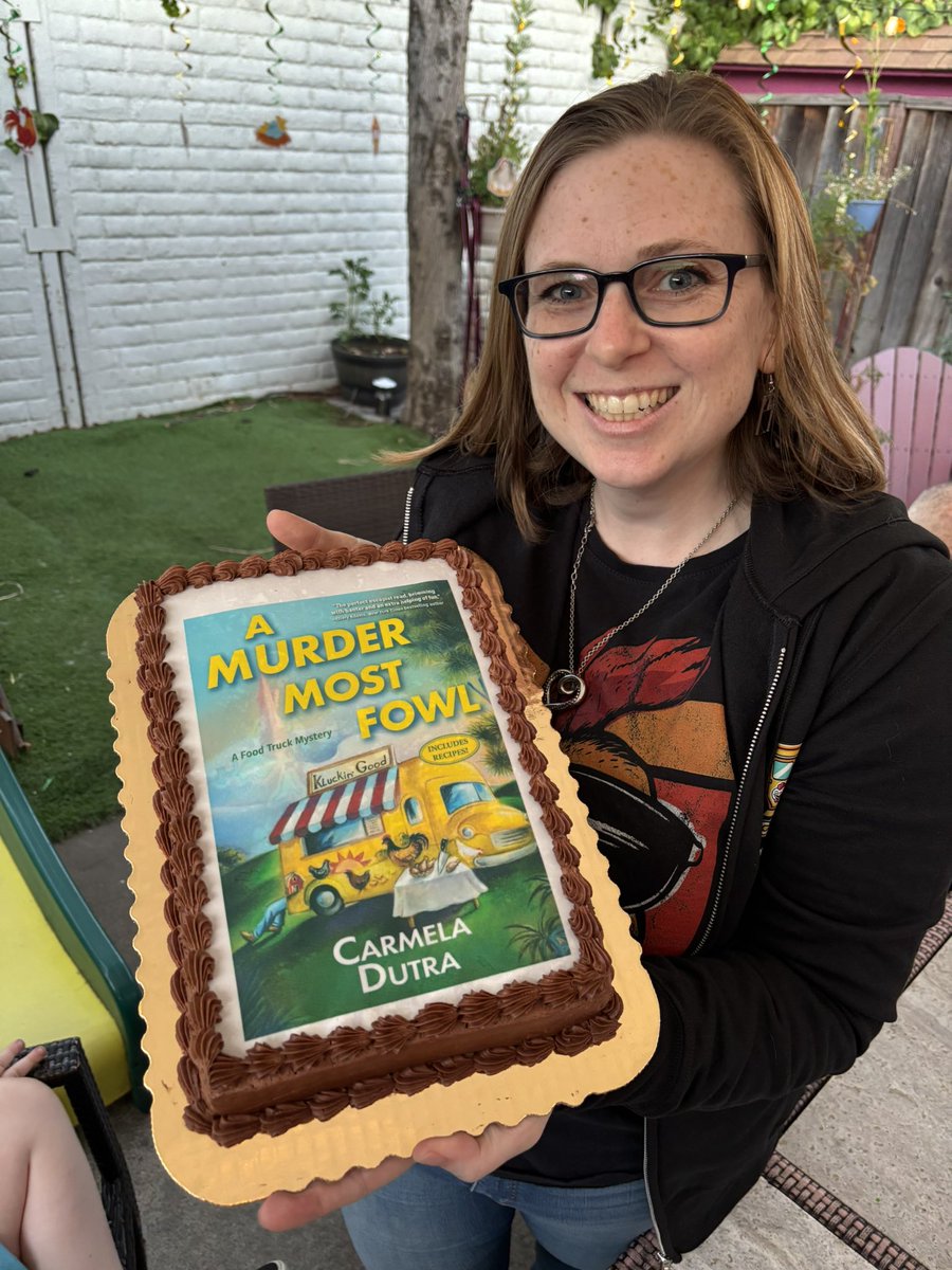 Last night was a great time. Thank you everyone for your support and well wishes 🐔

#Debutauthor #amurdermostfowl #cozymystery