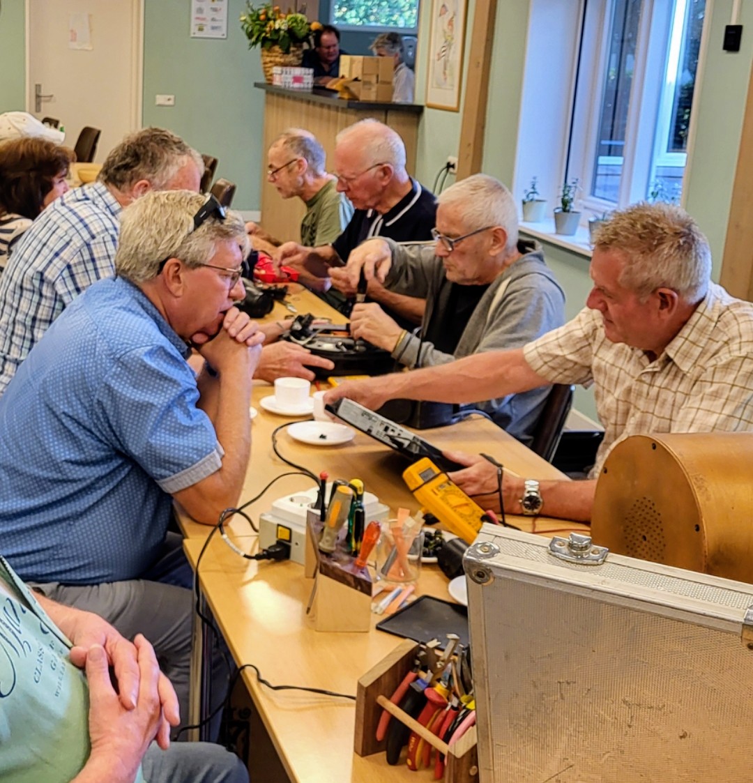 youtu.be/uWgWcQ2C2Yc?si…
Het Repair Café streek woensdagmiddag neer in Kethel bij De Werf. Bezoekers konden gratis reparaties laten uitvoeren. JW TV nam een kijkje.