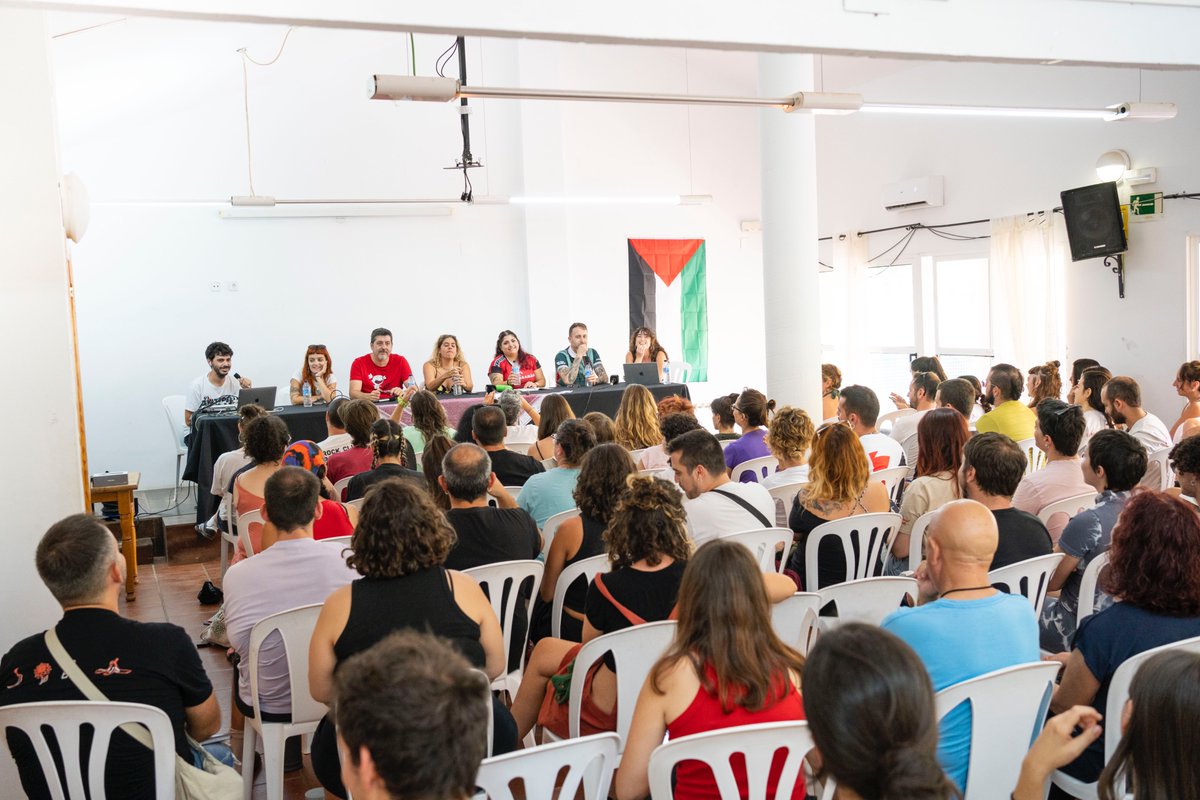 LaFenix_UP's tweet image. Un any més, hem començat setembre a l&apos;Escola d&apos;Estiu La Fènix, un espai de formació política, debat i comboi que pretén connectar les lluites d&apos;arreu del País Valencià.