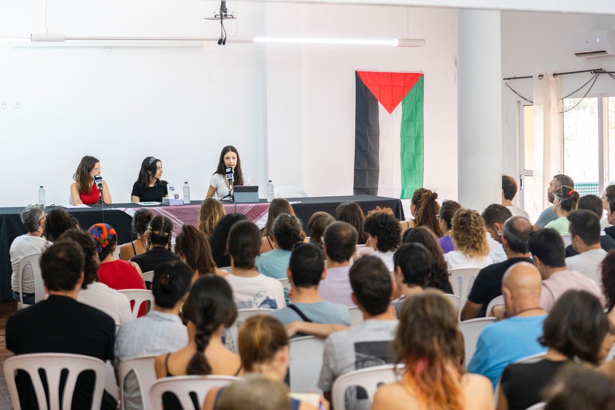 LaFenix_UP's tweet image. Un any més, hem començat setembre a l&apos;Escola d&apos;Estiu La Fènix, un espai de formació política, debat i comboi que pretén connectar les lluites d&apos;arreu del País Valencià.