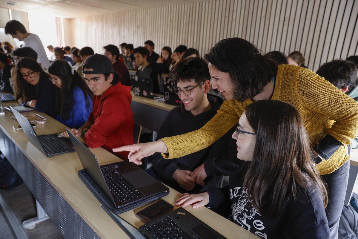 📌 AyudantIA es una innovadora propuesta de la <a href="/ucatolica/">Universidad Católica</a> que cuenta con chatbots que funcionan como tutores virtuales, con los contenidos propios de cada curso y creados por sus propios profesores, para apoyar el aprendizaje de los estudiantes.

Link: uc.cl/noticias/ayuda…