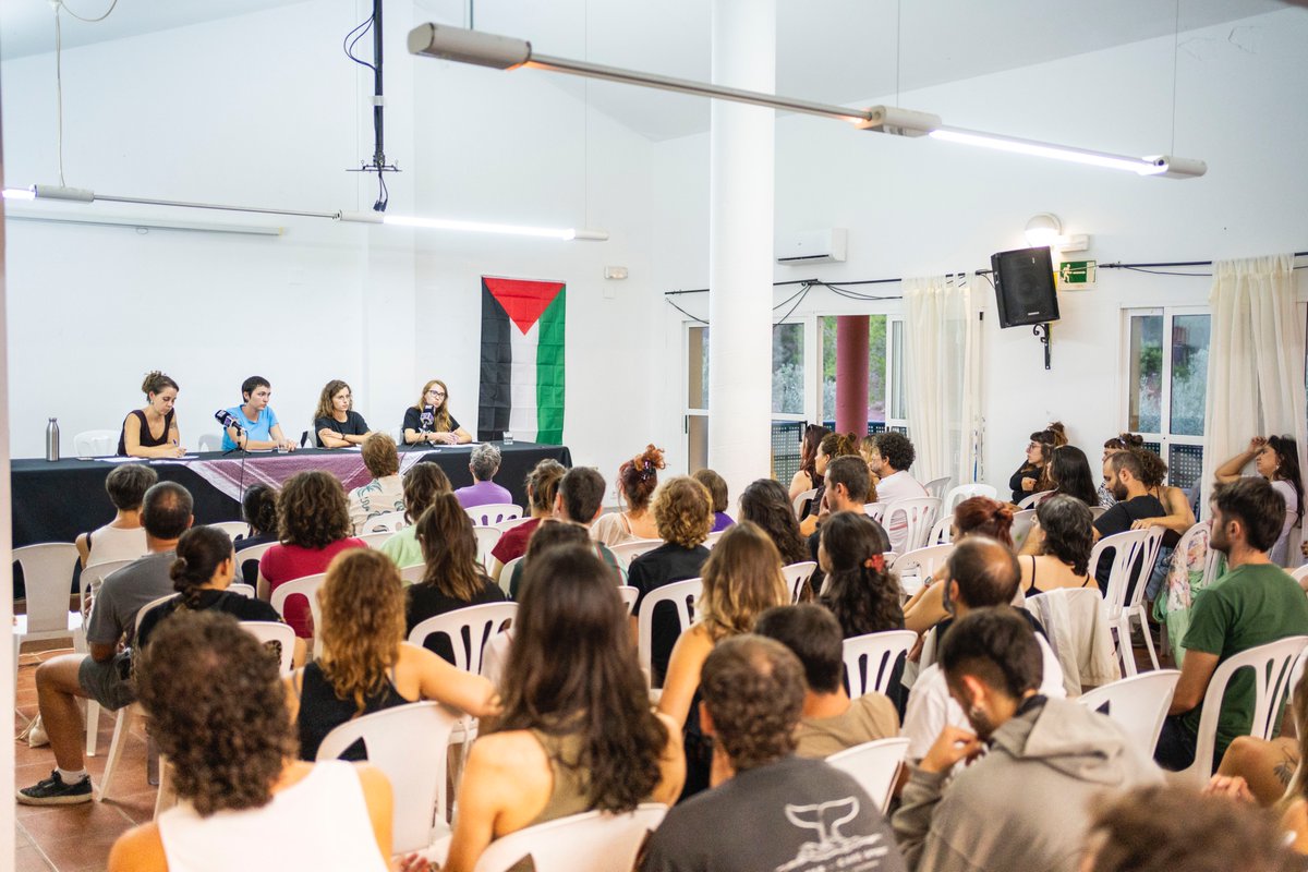 LaFenix_UP's tweet image. Un any més, hem començat setembre a l&apos;Escola d&apos;Estiu La Fènix, un espai de formació política, debat i comboi que pretén connectar les lluites d&apos;arreu del País Valencià.