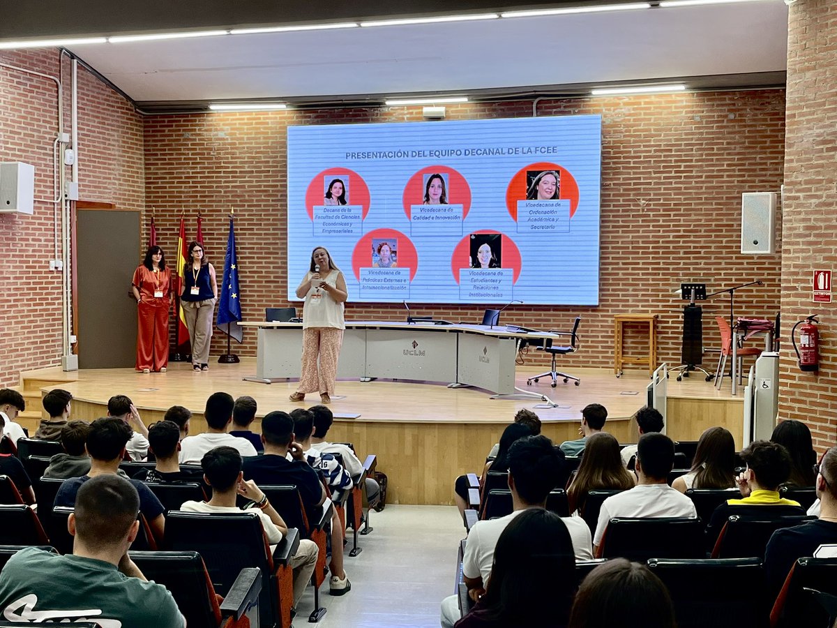 Hoy hemos celebrado las Jornadas de Acogida en la Fac. de Económicas y Empresariales 🎓✨. Con la presentación a cargo del equipo decanal (Noelia, Laura, María José y Ángela) y con la ilusión de dar la bienvenida a nuestr@s estudiantes. 🚀 #Bienvenid@s