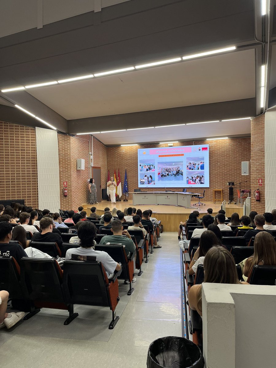 Además, contamos con las profes Pilar Sánchez  y Elisa Amo, que presentaron el #ProgramaMentor 🤝. Una iniciativa que une a estudiantes veteranos con quienes comienzan su camino en la universidad para acompañarles y apoyarles. 👩‍🎓👨‍🎓