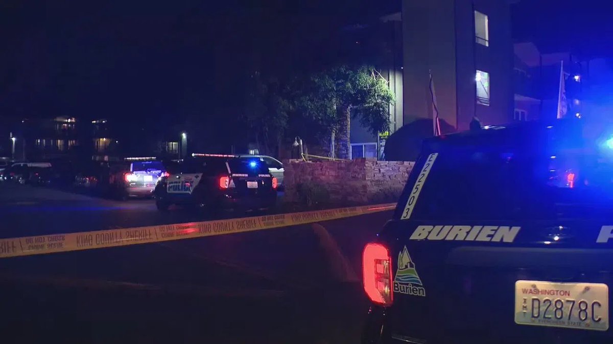 GalacticScope's tweet image. 💔 Burien Tragedy — A quiet night at the Montrose Apartments turned into horror as a violent stabbing left 2 people dead and 1 critically injured. 

Police rushed to the scene after frantic 911 calls reported screams inside the complex. By the time first responders arrived, two…