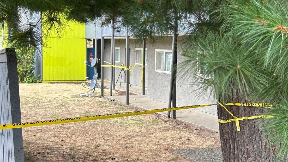 GalacticScope's tweet image. 💔 Burien Tragedy — A quiet night at the Montrose Apartments turned into horror as a violent stabbing left 2 people dead and 1 critically injured. 

Police rushed to the scene after frantic 911 calls reported screams inside the complex. By the time first responders arrived, two…