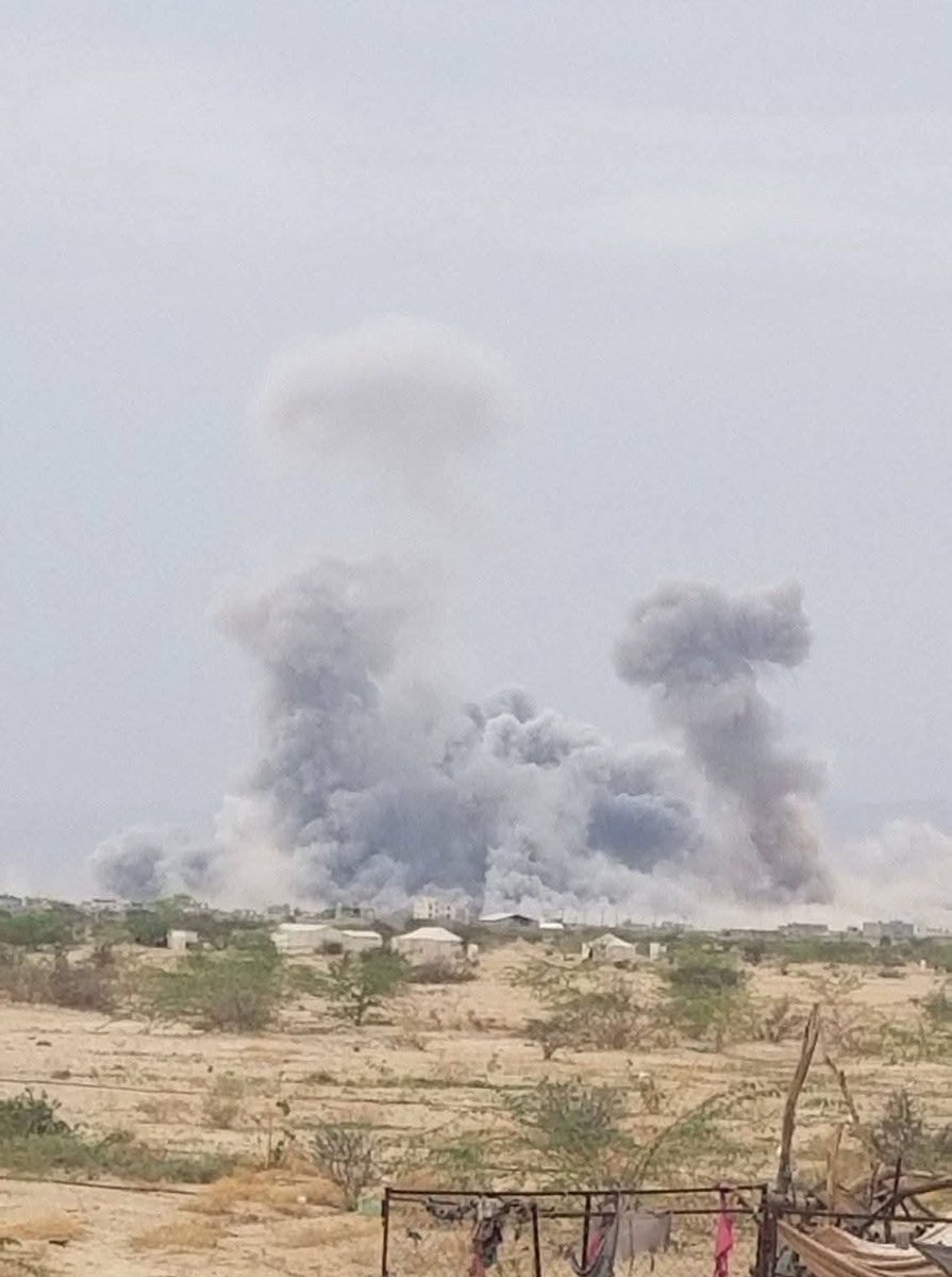 قصف إسرائيلي على صنعاء والجوف والسبب عصابة الحوثي وزعيمهم الملعون.. لعنهم الله ولعن من أوصل اليمن لحد أن تُنتهك حدودها وتُستباح سيادتها.. العنوهم الى يوم الدين..