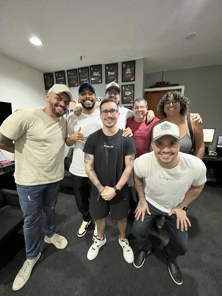 PAPO BOM E CERVEJA GELADA!!

Muito obrigado, <a href="/leandrovieirarj/">Estamos meu bem por um triz!</a>!!

Que noite histórica para nós!!

📺 Episódio completo: youtube.com/live/6u1Lclyj3…