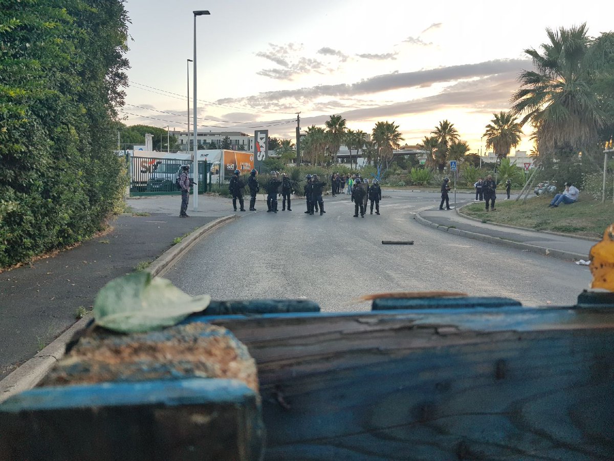 A #Montpellier même schéma que dans d'autres villes, après des points de blocage mobiles en début de matinée, manifestation massive en centre ville malgré les violences policières ✊ (<a href="/scum34/">SCUM - Montpellier</a>
 &amp; <a href="/cntso34/">CNT SO 34</a>)

Suite du fil #10septembre2025 #Onbloquetout ⤵️