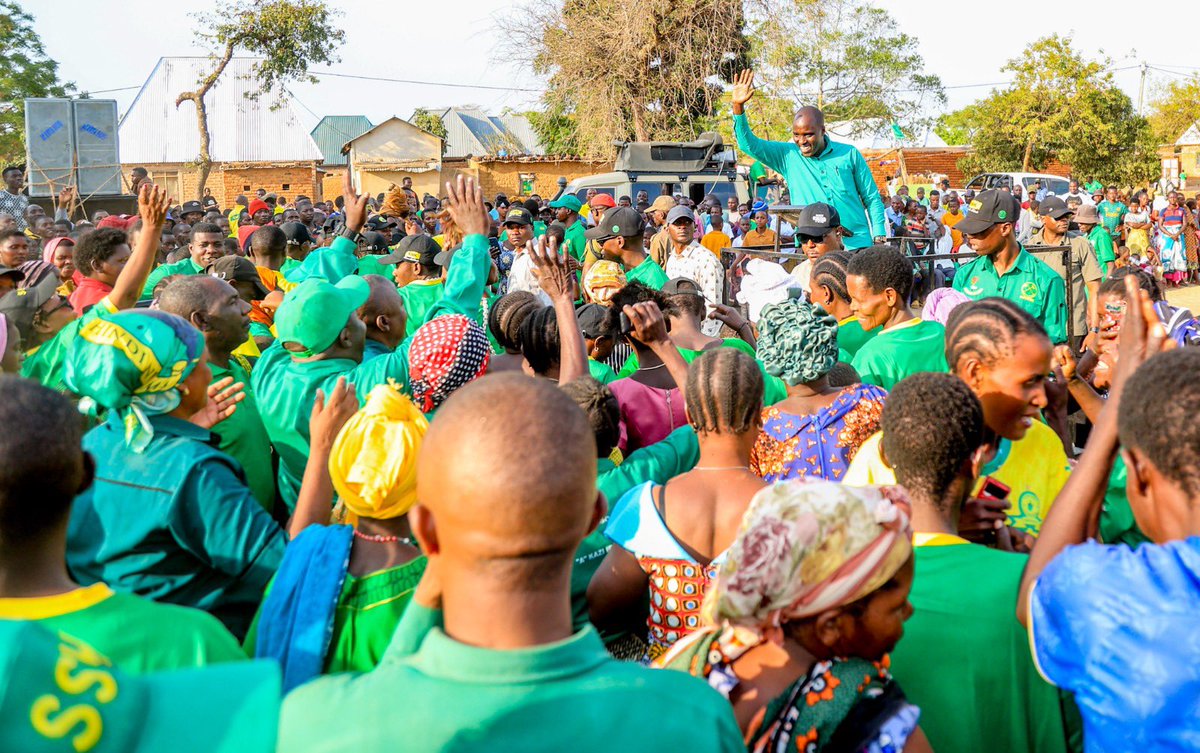 Hakingowi's tweet photo. 📍 Busonzo

▪️DKT. BITEKO AHIMIZA KURA ZA KUTOSHA BUSONZO

▪️Wananchi wa Busonzo wanufaika na miradi ya uhakika ya umeme, maji, elimu

▪️CCM yaahidi maendeleo Busonzo

Mgombea wa Ubunge Jimbo la Bukombe, Ndugu Doto  Mashaka Biteko amewahimiza wananchi wa Kata ya Busonzo wilayani Bukombe mkoani Geita kujitokeza kwa wingi na kuwapigia kura wagombea wa CCM ili kukipatia chama hicho ushindi wa kishindo katika Uchaguzi Mkuu ujao Oktoba 29, mwaka huu.

Dkt. Biteko amesema  hayo  Septemba 9, 2025 wakati akiendelea na kampeni katika Kata ya Busonzo wilayani Bukombe mkoani humo.

Amesema eneo la Idoselo katika Kata ya Busonzo lilikuwa na changamoto kadhaa ikiwemo barabara na shule.

Kufuatia hali hiyo, Rais Samia alielekeza wananchi wa eneo hilo wachongewe barabara, wajengewe shule na hospitali.

“ Hapa Idoselo tumejenga  Kituo Kikubwa cha Kuzalisha umeme megawati 5 ili wananchi waweze kupata umeme, tunataka kuongeza upatikanaji wa maji na baada ya uchaguzi tutapanua chanzo cha maji ili kuhakikisha kunakuwa na maji ya uhakika,” amesema Dkt. Biteko.

Ametaja vipaumbele vya CCM ni  kujenga shule nyingine ya sekondari  Idoselo ili kupunguza adha ya wanafunzi kwenda kusoma Busonzo.

Aidha, amewahimizi  wananchi na wajumbe wa CCM kujitokeza kwa wingi kupiga kura Oktoba 29 mwaka huu na kumchagua mgombea wa Urais, Dkt. Samia Suluhu Hassan ambapo pia amewaomba wananchi wamchague kwa nafasi ya Ubunge wa Bukombe pamoja na mgombea Udiwani Merikiori wa Busonzo.

Akimnadi mgombea udiwani wa Kata ya Busonzo, amesema mgombea huyo ni mchapakazi na anayetaka maendeleo hivyo, wananchi wamchague ifikapo Oktoba 29 huku akisisitiza kuwa ili CCM ishinde kwa kishindo wananchi wajitokeze kwa wingi kupiga kura.

Naye, Mgombea wa nafasi ya Udiwani  Kata ya Busonzo, John Merikiori amesema ni wajibu wa wananchi kupiga kura na kuchagua wagombea wa CCM ambao wakipata dhamana ya uongozi watahakikisha wanaleta maendeleo kwa wananchi. 

📸:O/Naibu Waziri Mkuu na Waziri wa Nishati
