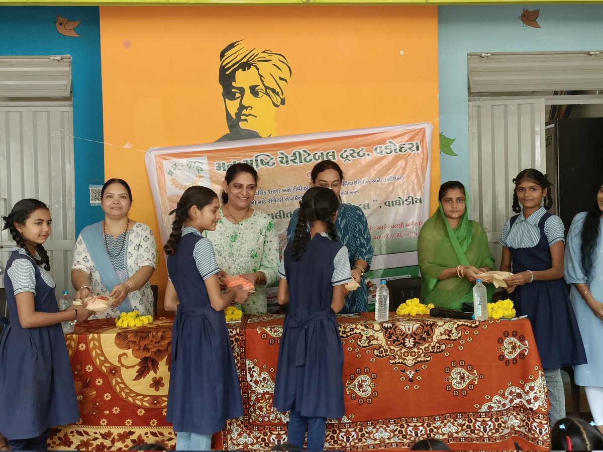 SbccBodeli's tweet image. ટીવી વિદ્યાલય કોસીન્દ્રા ખાતે શાળા ની કિશોરીઓને RBSK ટીમ દ્વારા આરોગ્ય તપાસ અને  મનુસૃષ્ટિ ચેરિટેબલ ટ્રસ્ટ તથા ધીરજ હોસ્પિટલના સહયોગ થી મફત લોહીની તપાસ તથા સેનેટરી પેડ્સ વિતરણ કરવામાં આવ્યા...
@DSBCCCHHOT12442 @HiralSengal @NHMGujarat 
@rbskchhota70055 
@GujHealth 
@rbskgujarat