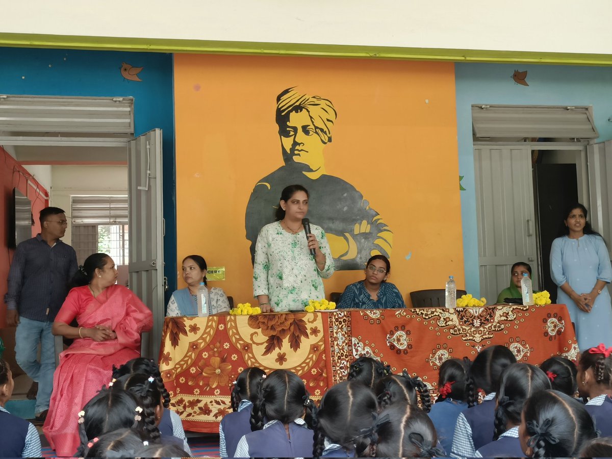 SbccBodeli's tweet image. ટીવી વિદ્યાલય કોસીન્દ્રા ખાતે શાળા ની કિશોરીઓને RBSK ટીમ દ્વારા આરોગ્ય તપાસ અને  મનુસૃષ્ટિ ચેરિટેબલ ટ્રસ્ટ તથા ધીરજ હોસ્પિટલના સહયોગ થી મફત લોહીની તપાસ તથા સેનેટરી પેડ્સ વિતરણ કરવામાં આવ્યા...
@DSBCCCHHOT12442 @HiralSengal @NHMGujarat 
@rbskchhota70055 
@GujHealth 
@rbskgujarat