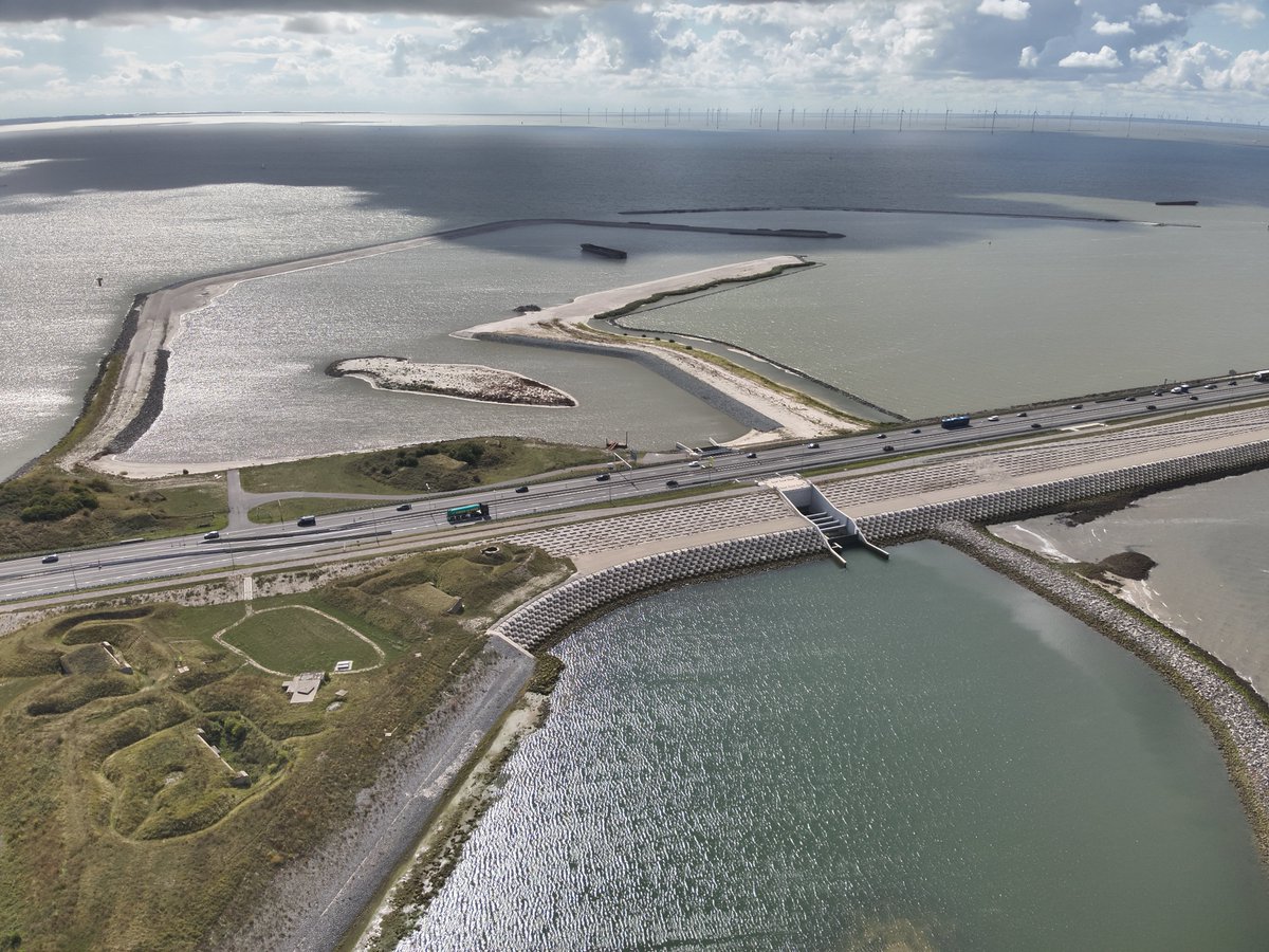 Mijlpaal voor natuurherstel en waterbouw: de héle contour van de #Vismigratierivier is voltooid! Volgende stap: de slingerende rivier in 2026 door <a href="/BoskalisNL/">Boskalis Nederland</a>. Vanaf 2027 zwemmen vissen vrij tussen Waddenzee &amp; IJsselmeer 🌊🐟 <a href="/deafsluitdijk/">De Afsluitdijk</a>  👉fryslan.frl/contour-vismig…