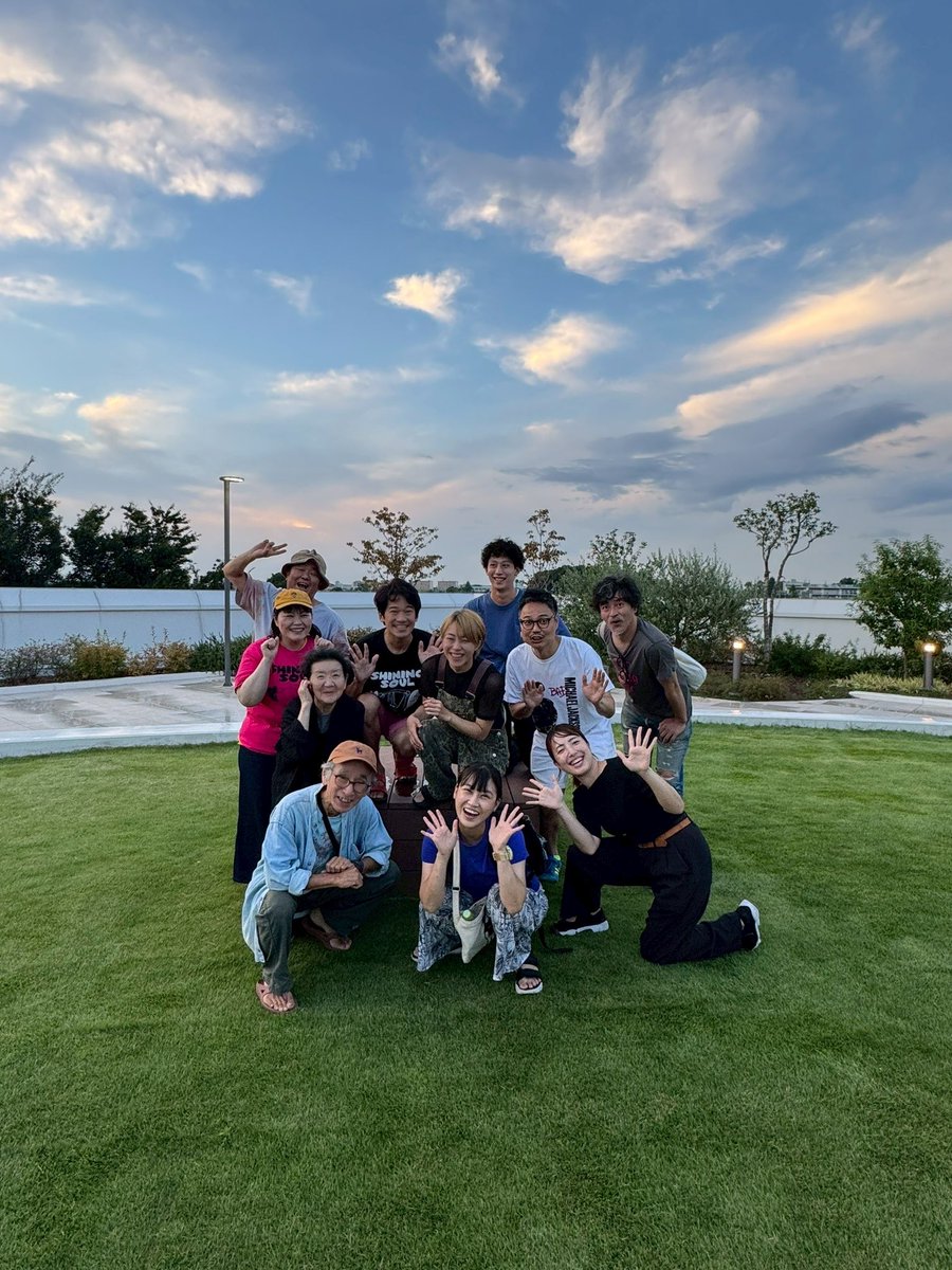 usagiza_1987's tweet image. GOODEARTH presents
『脳天ハイマー』兎座番外公演in札幌

顔合わせでした！！
3月ぶりで親戚の集まりかなくらいの感覚！笑

いつもとは違う青空の下での撮影して、北海道へと思いを馳せました！🦊

このメンバーで札幌へ突撃します！！✈️

🎟️
nouten-heimer.stores.jp

#脳天ハイマー
#兎座北海道