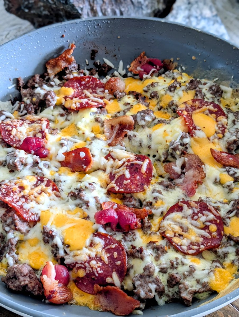 YogaMalas's tweet photo. Breakfast or lunch or brunch. I never know what to call it. π Ground beef, onion, garlic, eggs, pepperoni, bacon, 2 cheeses, hot pepper flakes. Inspired by #carnicopia book @CaryKelly11
#beef #eggs #keto https://t.co/i5lXq7Xgq2