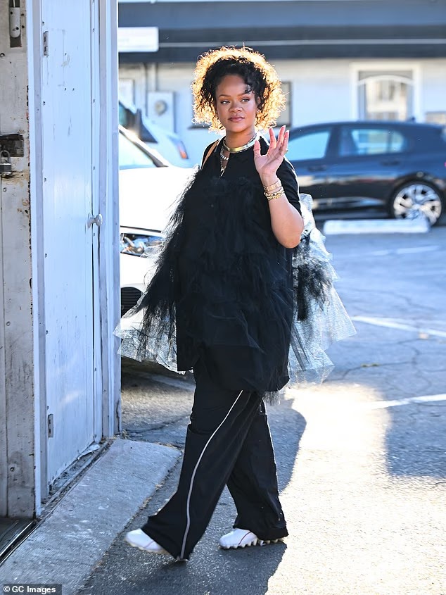 RihannaCoverage's tweet photo. Rihanna Berbelanja dan Kunjungi Dokter di Los Angeles

https://t.co/I6ZM2OY8ch

#BabyBump #Belanja #Berita #DokterGigi #Kehamilan #Keluar #LosAngeles #Video https://t.co/LiUy2LlUAg