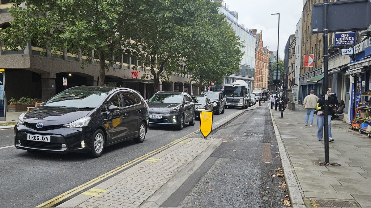 Seluruh kota London seminggu ini macet, cet, cet. Kenapa? Karena seluruh serikat pegawai tube (kereta bawah tanah), moda transportasi paling andalan warga, kompakan mogok kerja menuntut perbaikan kesejahteraan dan jam kerja.