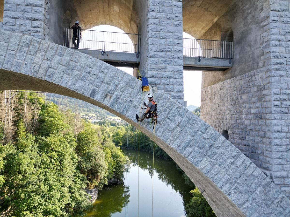 PCiVD's tweet image. Un entraînement à près de 40 mètres au dessus de l'Orbe! Les spécialistes cordistes de la Protection civile vaudoise n'ont pas le vertige sur le Viaduc du Day à Vallorbe.

🔸Parfaire nos techniques de sauvetage est essentiel pour remplir nos missions en toutes sécurité.