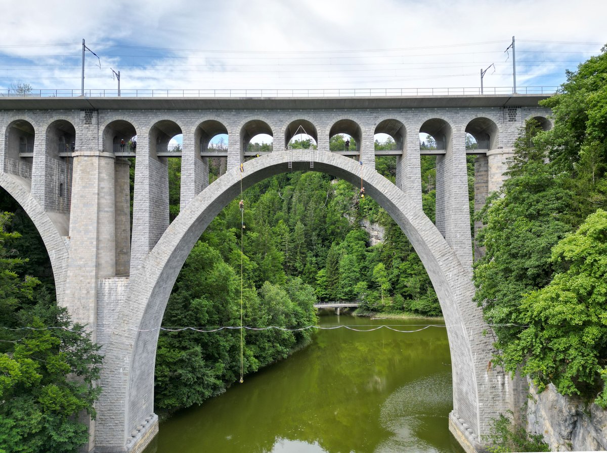 PCiVD's tweet image. Un entraînement à près de 40 mètres au dessus de l'Orbe! Les spécialistes cordistes de la Protection civile vaudoise n'ont pas le vertige sur le Viaduc du Day à Vallorbe.

🔸Parfaire nos techniques de sauvetage est essentiel pour remplir nos missions en toutes sécurité.