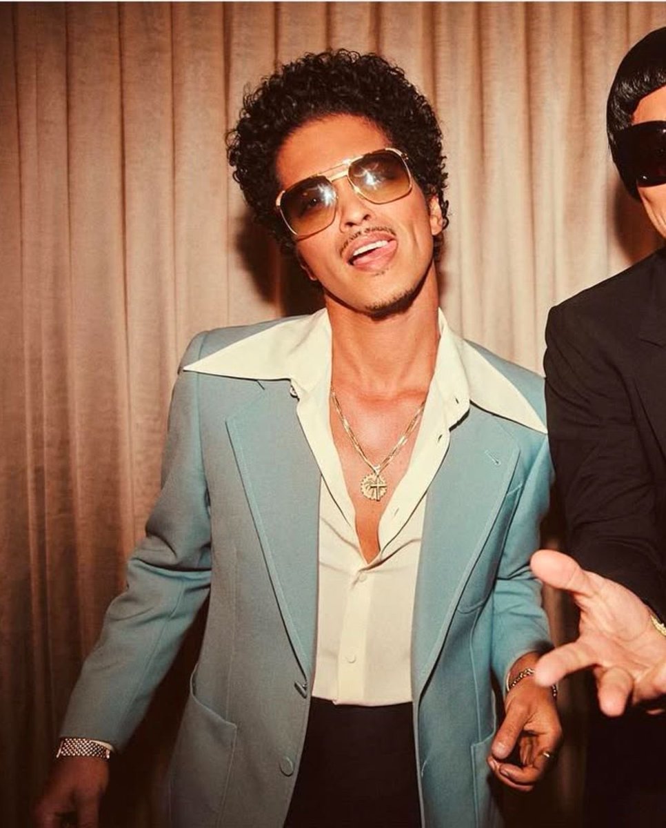 the3vilofbloody's tweet image. I think Michael Jackson's heirs are Blood Orange for sound and voice, and Bruno Mars as style #michaeljackson #bloodorange /#devhynes #brunomars