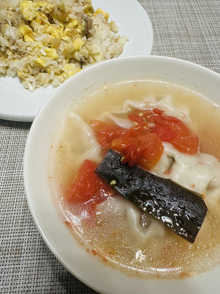 晩ごはん。卵とすぐき、みょうがの炒飯と冷凍してた餃子をスープにして。羅臼昆布とトマト、梅酢でかなりのおいしさになりました。炒飯はお醤油仕上げでムラがいい。大満足だったからメモ📝。ついに喉が痛くなってしまいました😭おやすみなさいまし💤