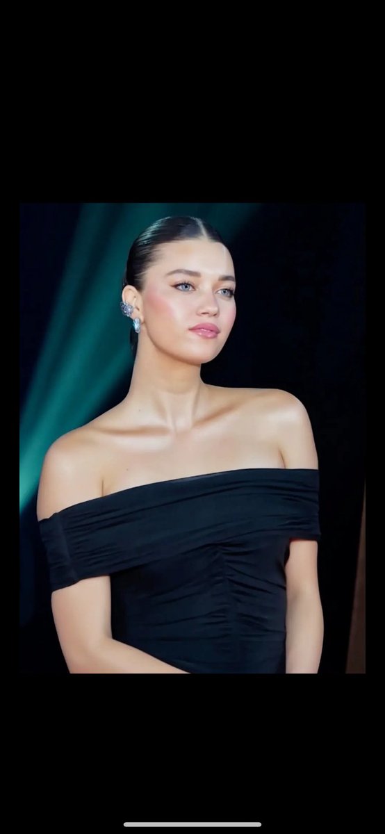 Hem zeki hem kendinden emin,bakışlarıyla büyüler,duruşuyla gücünü gösterir,gülüşüyle kalpleri kazanır.
Onun karşısında kazanamazsınız çünkü o Bambaşka…

#AfraSaraçoğlu