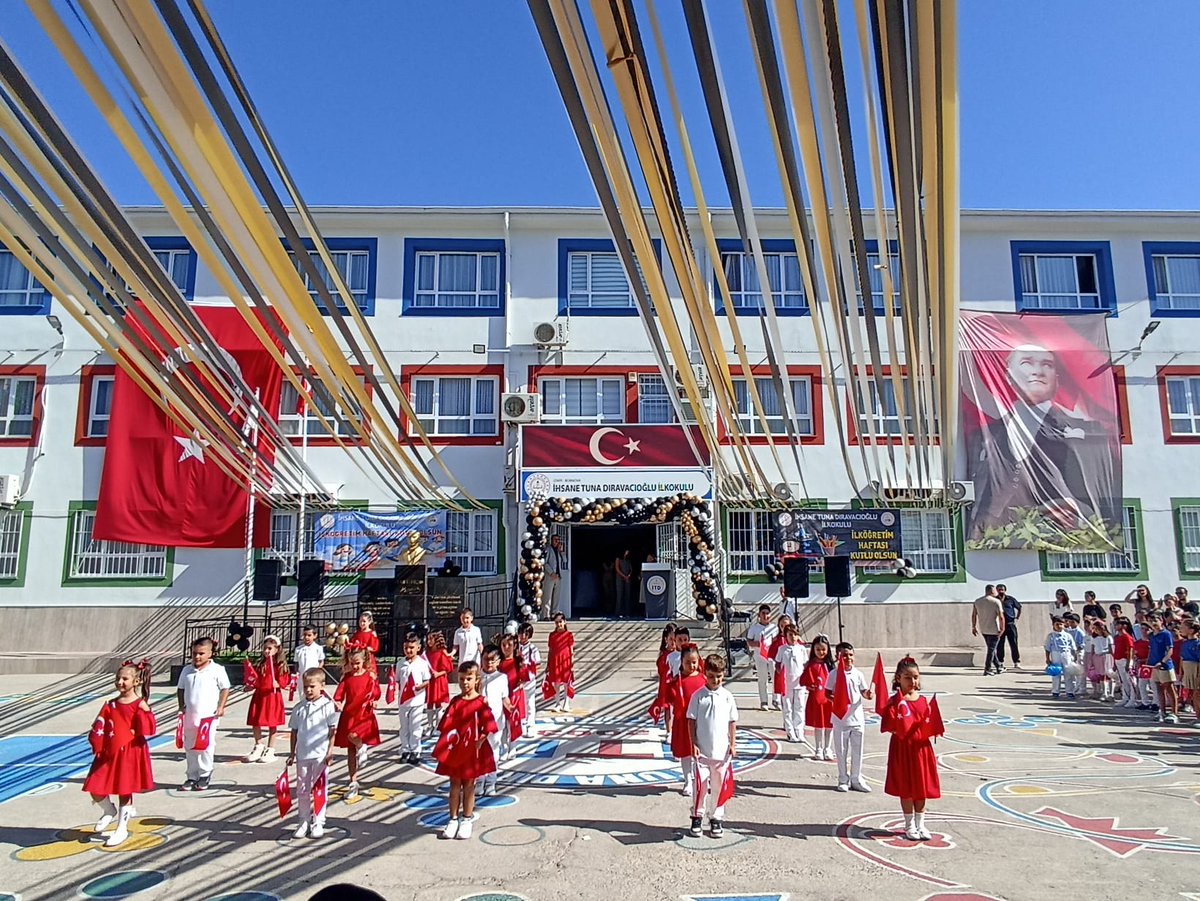 İlköğretim Haftası etkinlikleri çerçevesinde Bornova Kaymakamı Sayın Muzaffer Şahiner, İlçe Milli Eğitim Müdürümüz Sayın Mustafa İslamoğlu, Bornova İlçe Sağlık Müdürü Dr. Vahap Tevfik Oğuz, Bornova Sosyal Hizmetler Merkez Müdürü Sayın Adnan Güneş, İlçe Jandarma Komutanı Kıdemli