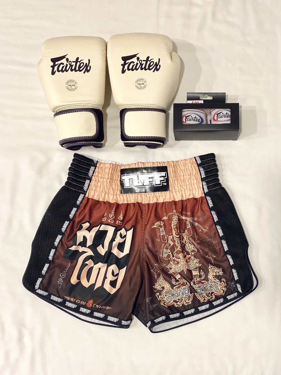 今天泰拳穿泰國帶回來的新褲子+新拳套🥊(*´∇｀*)