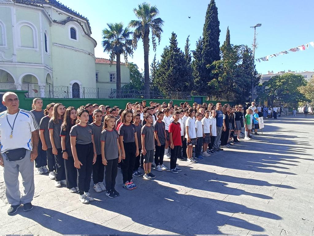 2025-2026 Eğitim-Öğretim Yılı İlköğretim Haftası Kutlama Programı kapsamında İlçe Milli Eğitim Müdürümüz Sayın Mustafa İslamoğlu, daire amirleri, protokol üyeleri, şube müdürlerimiz, okul/kurum müdürlerimiz, mahalle muhtarları, öğretmenler ve öğrencilerin katılımıyla çelenk sunma