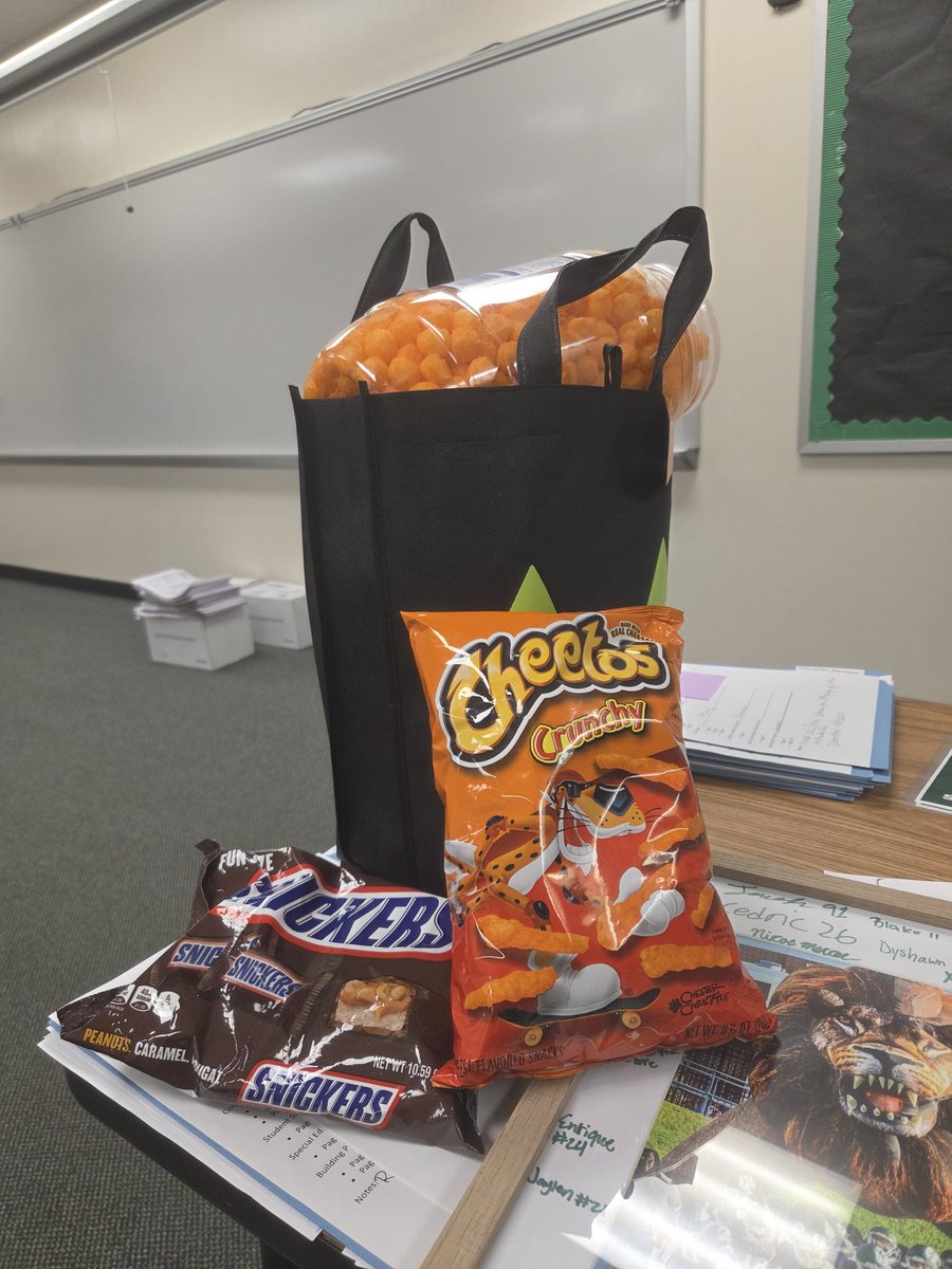 ashes_14's tweet photo. One of my  2 of my coworkers - Mrs. McSwain &amp; Mr. Novick - and the football and softball teams all brought me gifts today to say congrats and farewell for my new job. I am feeling extra appreciated this week. 💚🦁💚 https://t.co/SnwwdtqNiM