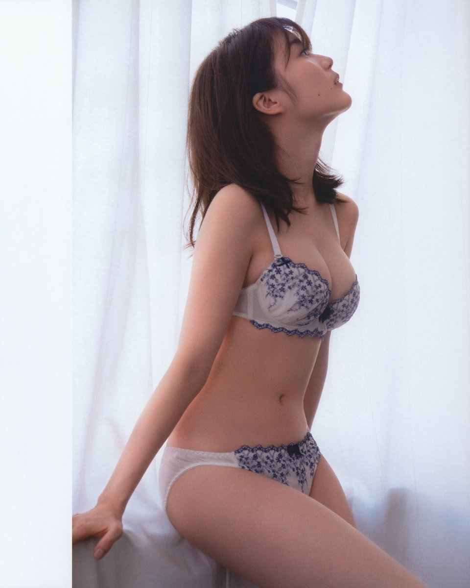 MAJIK3333's tweet photo. @yuurigu 写真集出してるアイドルって対象ですか？
この胸の血管がエロすぎて💦 https://t.co/ei78T2InNK