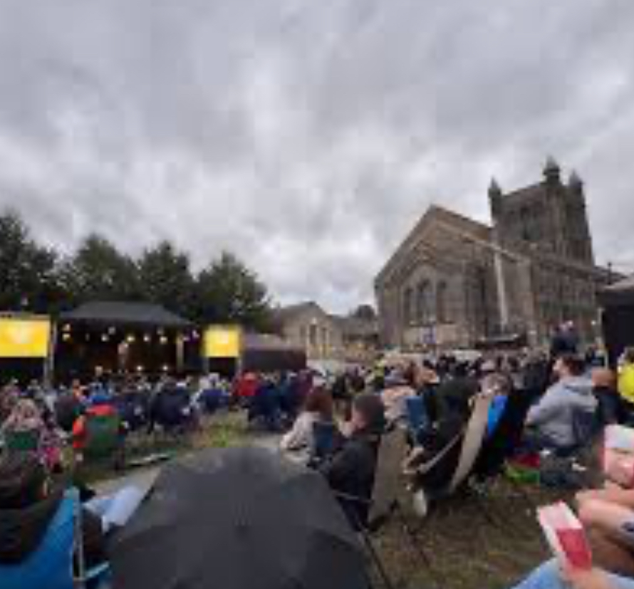 Rather late post, but ... BRILLIANT gig at Colchester Priory with force of nature, Russell Kane - who has written a really funny kid's book, Pet Selector! <a href="/russell_kane/">Russell Kane</a>, big love to @colchartscentre for braving the downpour with us. #ComedyNight #Colchester #russellkane