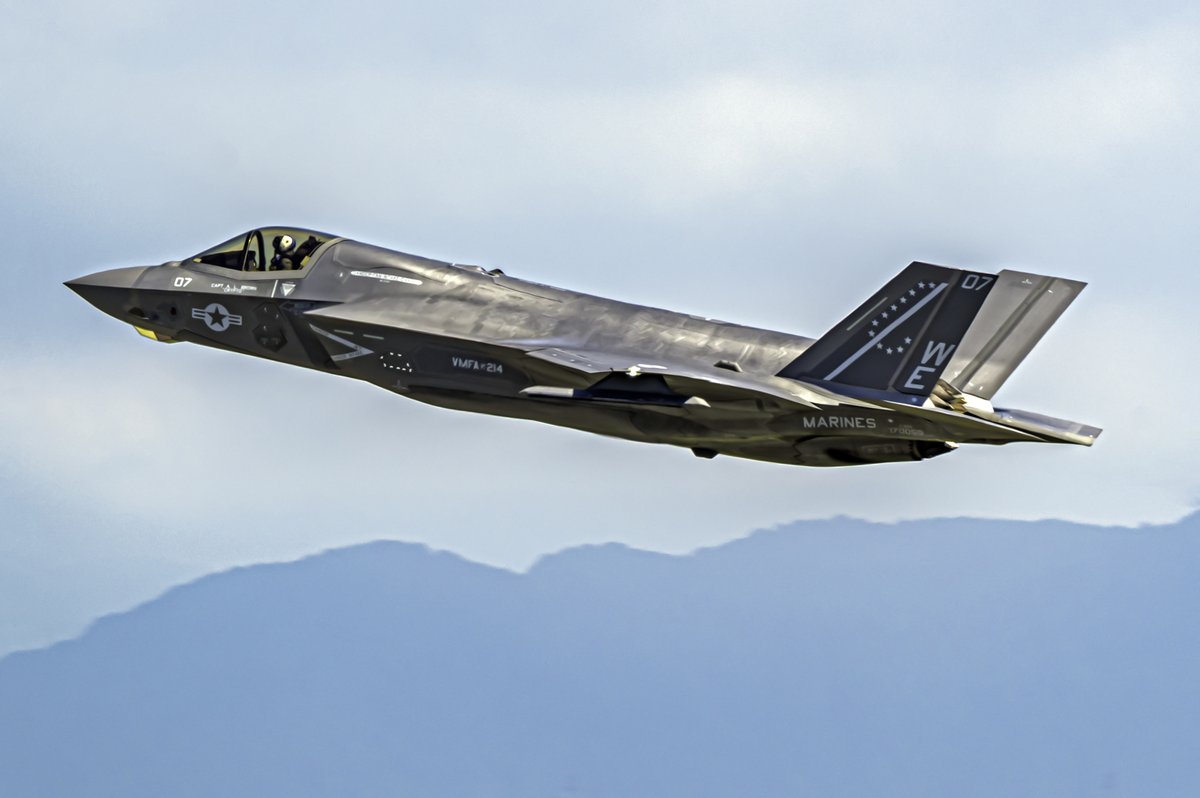 uchi_captain's tweet image. 岩国基地に展開していたVMFA-214各機が帰国のため日本を離れました。短い間でしたが岩国・小松で撮影できたことに感謝です。

＃VMFA214
#アメリカ海兵隊
＃F35B