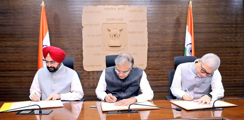 sansad_tv's tweet image. उपराष्ट्रपति चुनाव 2025 आज आधिकारिक तौर पर संपन्न हुआ.

भारत के 15वें उपराष्ट्रपति के रूप में सी. पी. राधाकृष्णन के निर्वाचन की प्रमाण-पत्र पर निर्वाचन आयोग ने जारी कर दिया.

इस पर मुख्य निर्वाचन आयुक्त और दोनों निर्वाचन आयुक्तों ने आज हस्ताक्षर कर दिए.

 #VicePresidentElection