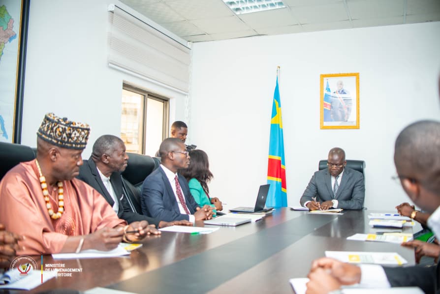 rdc_cagdft's tweet photo. @rdc_cagdft @geofirstdevelopment @IRI ont été reçues en audience par le ministre @JeanLucienBussa pr 1 prise de contact. Ils ont égalemt procédé à la remise des propositions du
✅modèle d'arrêté sur le #CPAT
✅décret sur le #CNAT
✅guide mesures d'application
✅cahier de charge https://t.co/XBseEfhc45