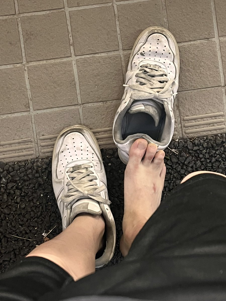 べっちゃべちゃに蒸れて臭いし靴汚なすぎ！！
ベロベロの友達に裸足で履いてるのぜってー臭いやつじゃんて嗅がれたの恥ずかしすぎ笑笑