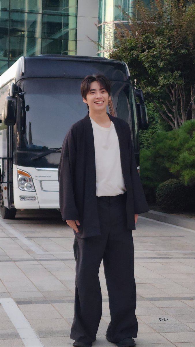 하루 tweet media