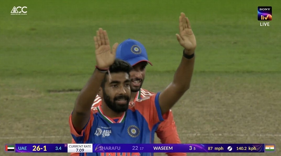 JASPRIT BUMRAH PICKS UP THE OPENING WICKET FOR INDIA. 🇮🇳