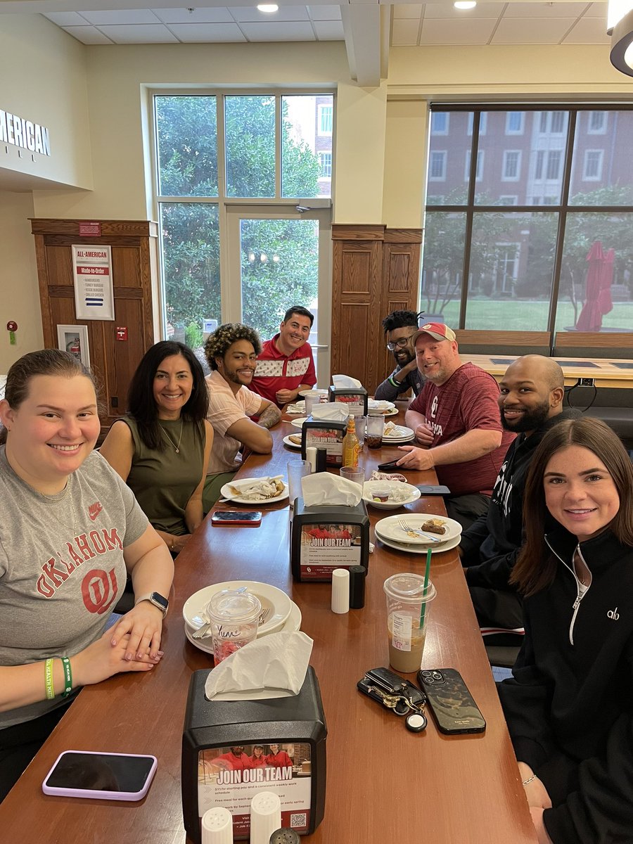 HeadingtonHall's tweet image. Team Headington 💚 @OU_PROS 

#HomeSweetHeadington #OUFamily #EatLikeChampion #OUDNA #ChampU #BoomerSooner