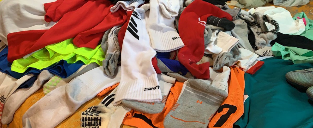 粉丝豪掷千金，让我舔着脸去之前执教俱乐部领取足球装备、外加之前存货，发了一箱，粉丝返图一晚上，直接把自己玩晕了。