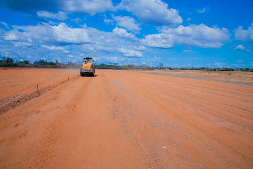 Dodoma_Zone_'s tweet photo. 𝐔𝐰𝐚𝐧𝐣𝐚 𝐰𝐚 𝐍𝐝𝐞𝐠𝐞 𝐰𝐚 𝐊𝐢𝐬𝐚𝐬𝐚 𝐊𝐮𝐟𝐮𝐧𝐠𝐮𝐚 𝐔𝐭𝐚𝐥𝐢𝐢 𝐍𝐲𝐞𝐫𝐞𝐫𝐞

Uwanja wa Ndege wa kisasa unaotarajiwa kukamilika Oktoba mwaka huu, ni miongoni mwa uwekezaji wa kimageuzi unaoendelea kufanywa na Serikali kuifungua sekta adhimu ya utalii.

Akishuhudia kuendelea kukamilika kwa Uwanja wa Ndege wa kisasa unaojengwa kwenye eneo la Mtemere kwenye Hifadhi ya Taifa ya Nyerere, Katibu Mkuu wa Wizara ya Maliasili na Utalii, Dkt. Hassan Abbasi, amesema uwanja huo utafungua “Serengeti” mpya hapa nchini ambayo ni Hifadhi ya Nyerere.

“Hifadhi hii ipo dakika 35 kwa ndege kutoka Dar lakini inaunganishwa na Barabara kadhaa ikiwemo ile ya Kisarawe-kutokea Dar es Salaam; Bigwa-Kisaki kama mtu anatokea Morogoro lakini pia inayopitiwa na treni ya Tazara kwa stesheni ya Vuga.

“Uwanja huu utakaokuwa na urefu wa km 1.8 kwa ile barabara ya ndege pekee lakini na barabara nyingine za akiba pia utakuwa na chumba cha kisasa cha kuongozea ndege, majengo ya kuondoka na kuwasili abiri yenye huduma za kisasa, ofisi na maegesho ya magari,” alisema Dkt. Abbasi akiwahimiza wakandarasi kuhakikisha mwezi ujao tabaka gumu la kwenye njia ya kuruka na kutua ndege kukamilika. 

Utalii umeongezeka kwa kiasi kikubwa katika Hifadhi ya Nyerere kutoka wastani wa watalii 15,000 tu kwa mwaka 2021 hadi watalii 47,000 mwaka jana 2024.

Ikishinda Tuzo ya Eneo Lenye Mwonekano Munawari Afrika (Africa’s Leading Scenic National Park 2025) wakati wa Tuto za Utalii za Dunia-Kanda ya Afrika na Bahari ya Hindi, Hifadhi ya Nyerere inazidi kufahamika kwa mandhari zake adhimu, makumi ya wanyama, mito kama Mto Rufiji na sehemu kubwa chini ya Mto ikitengeneza maziwa mengi yanayotokana na mienendo ya kijiografia lakini eneo la juu likiwa na bwawa kubwa lenye upana wa km 30 na urefu wa km 100; sehemu ya Mradi wa Kufua Umeme wa Maji wa Mwalimu Nyerere.