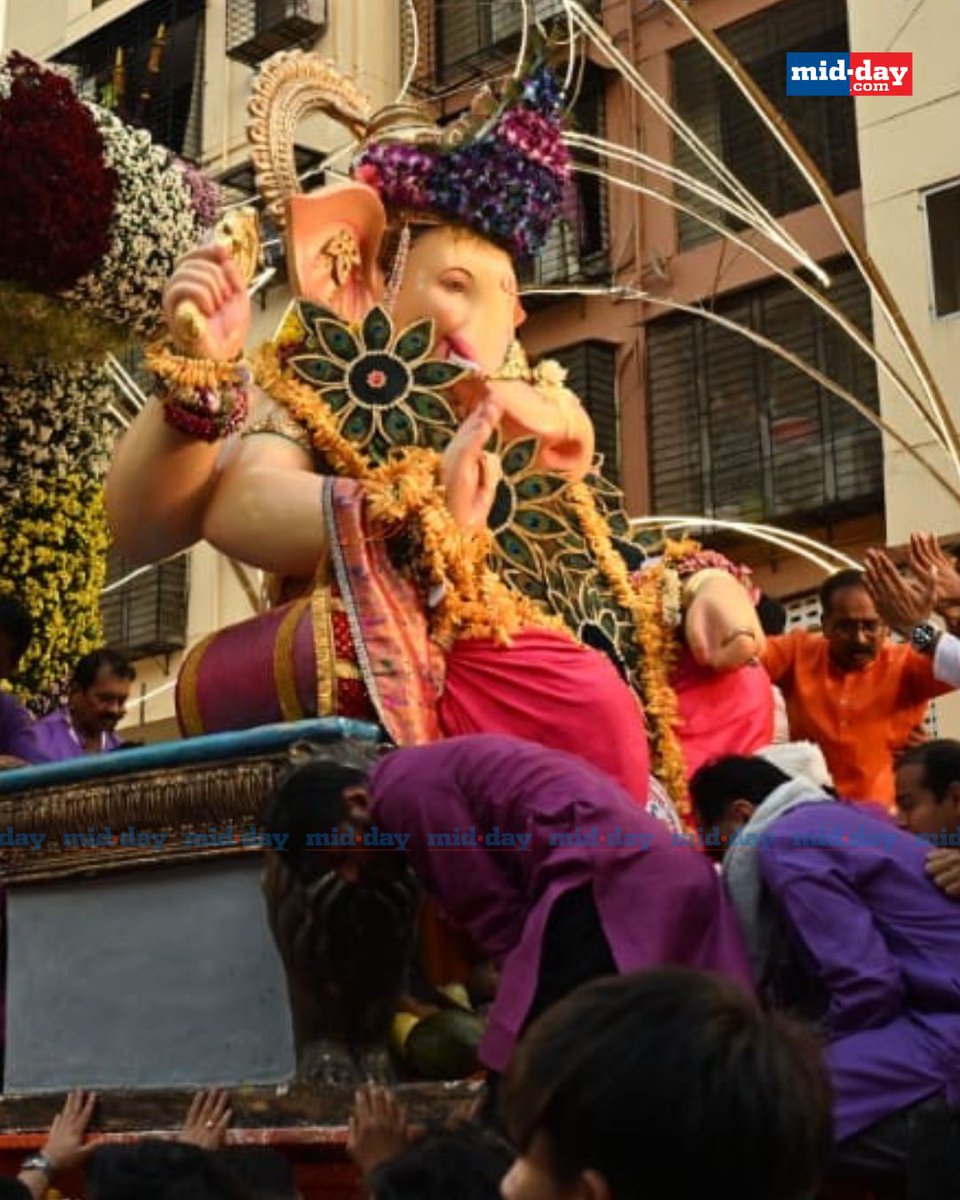 mid_day's tweet photo. The grand immersion procession of Andhericha Raja took place on Sankashti Chaturdashi. Starting from Veera Desai Road, devotees danced, sang, and chanted “Ganpati Bappa Morya” as the idol was taken through Andheri West, Amboli, and Versova. Unlike most idols, Andhericha Raja’s visarjan occurs later, making it one of the last Ganesh immersions in Mumbai.

Source: @KIRTISURVE 

#AndherichaRaja #andheri #Mumbai #Mumbaifestivals #Ganeshfestival #ganeshchaturthi #ganeshchaturthi2025 #mumbainews 

https://t.co/XQlovoKZqc