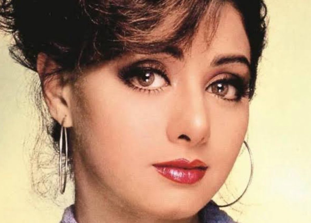 از دنیای هند، رنگ‌ و رقص‌ و سری دیوی در خاطرم مانده.
هر بار که در اکسپلور، شیرین مقدم را می‌دیدم، یاد سری دیوی می‌افتادم.
دنیای رنگ‌ها جز قهوه‌ای هنوز هم متعلق به هند است و قهوه‌ای با همه‌ی طیف‌هایش، به شیرین مقدم تعلق دارد

تا مرد سخن نگفته باشد عیب و هنرش نهفته باشد