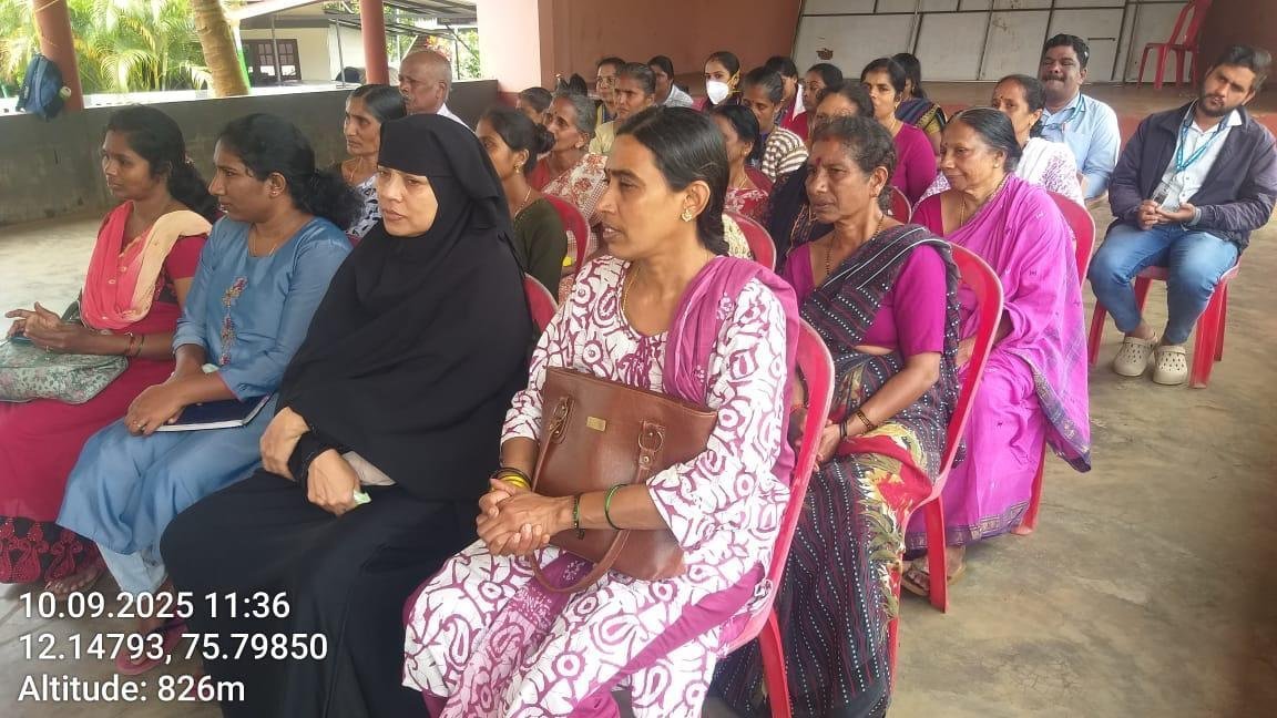 DDChandanaNews's tweet photo. ಕೊಡಗು ಜಿಲ್ಲೆಯ ಅಜ್ರಿ ಗ್ರಾಮದಲ್ಲಿ ನಡೆದ ಆರ್ಥಿಕ ಸಾಕ್ಷರತಾ ಕಾರ್ಯಕ್ರಮದಲ್ಲಿ ಸಾಮಾಜಿಕ ಸುರಕ್ಷತಾ ಯೋಜನೆಗಳಾದ #PMJJY #PMSY #PMMY #APY ಆನ್ಲೈನ್ ವಂಚನೆ, ಮುದ್ರಾ ಸಾಲ, ಮರು-ಕೆವೈಸಿ ಸೇರಿದಂತೆ ಬ್ಯಾಂಕಿಂಗ್ ಸೌಲಭ್ಯಗಳ ಕುರಿತು ಮಾಹಿತಿ ನೀಡಲಾಯಿತು. #SaturationofFinancialInclusion
@PIBBengaluru @CBC_Bengaluru https://t.co/sVoJECS5tH