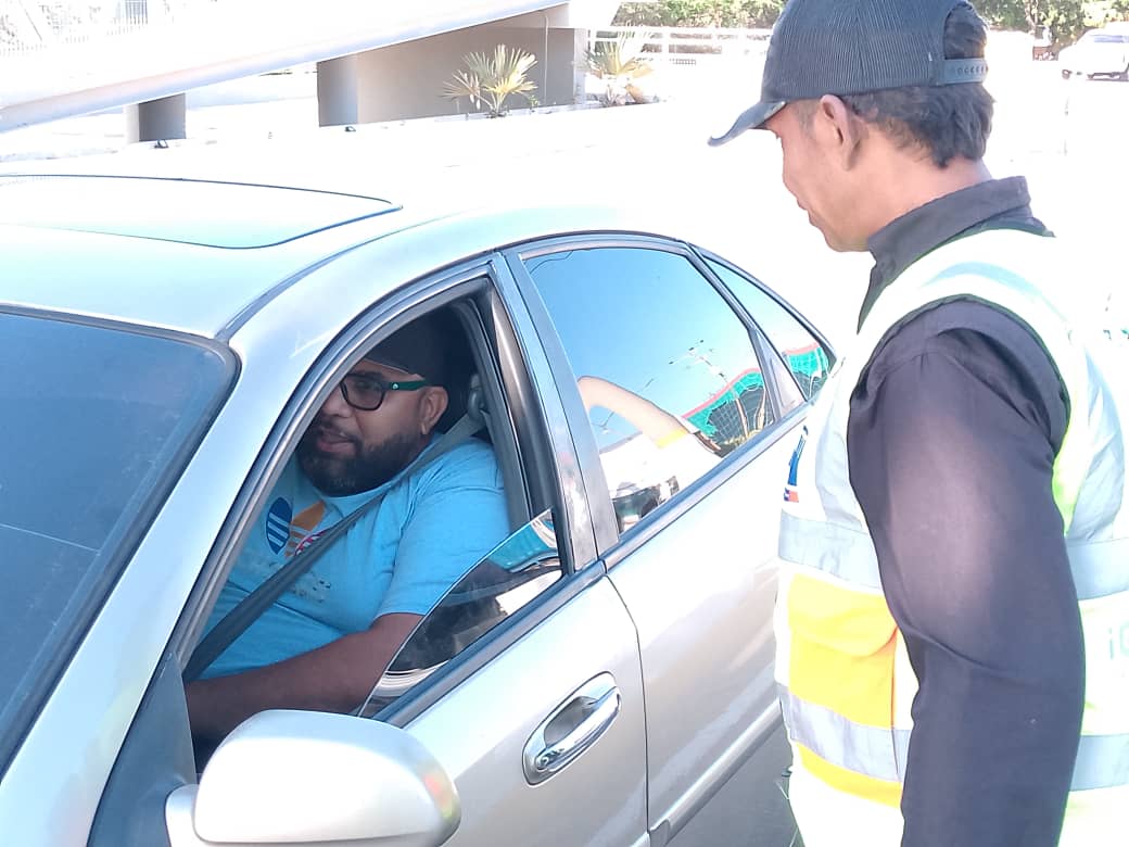 Trabajadores del INTT, oficina Punto Fijo y la GNB, se encuentran en la Troncal 04 del municipio Carirubana, para concientizar a los conductores, haciendo énfasis en el uso del casco protector y el cinturón de seguridad.