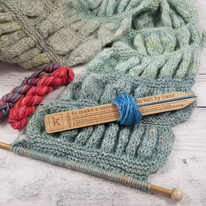 Looking for a low tech, on the go solution to winding up hanks and unruly yarn balls? The Katrinkles Center Pull Yarn Ball Winding Tool turns skeins into tidy, center pull cakes in minutes! 😍
crochetenvy.com/product/katrin… #crochet #knitting #yarn