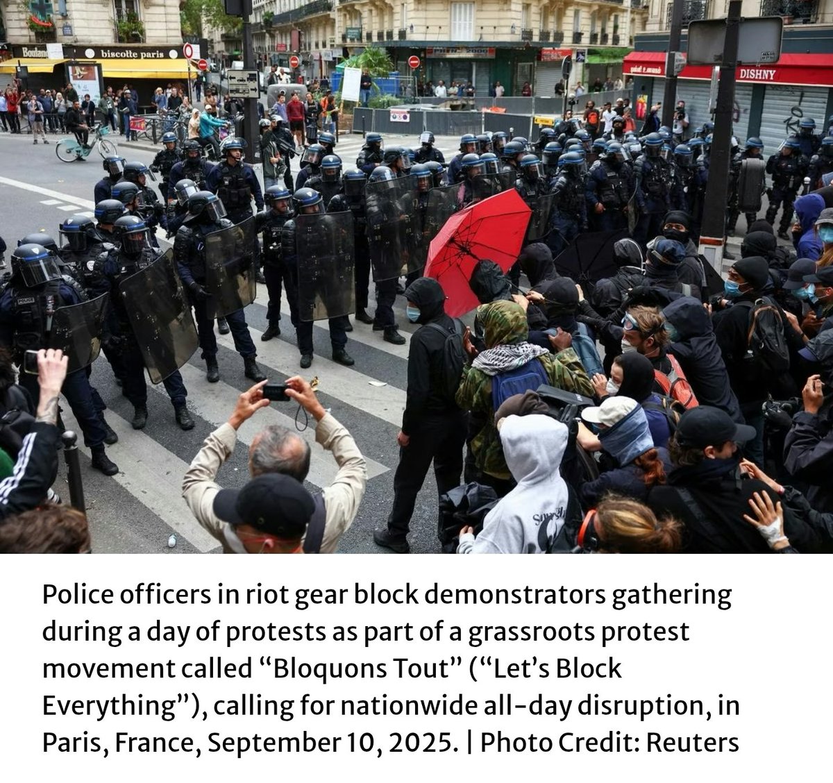 maverick2886's tweet photo. France is fed up. Streets are blocked, people are angry, cops are everywhere. Macron’s govt already collapsed and the chaos keeps growing.

 This isn’t protest anymore, it’s rebellion. #BloquonsTout #protesters #MacronDemission https://t.co/kyVFsXpsar