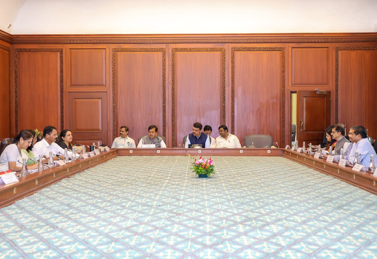 CMOMaharashtra's tweet image. आयटीआयला जागतिक दर्जाचे कौशल्य केंद्र बनवणार!

मुख्यमंत्री देवेंद्र फडणवीस यांच्या अध्यक्षतेखाली आज सह्याद्री अतिथीगृह, मुंबई येथे कौशल्य विकास, रोजगार, उद्योजकता व नाविन्यता विभागाची आढावा बैठक पार पडली.

यावेळी मुख्यमंत्री देवेंद्र फडणवीस यांनी निर्देश दिले की, आयटीआयमार्फत…