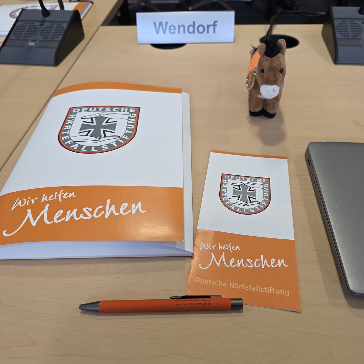 Die Deutsche Härtefallstiftung kümmert sich um Soldaten, die aufgrund von physischen oder psychischen Verletzungen im Dienst in eine Notlage geraten sind. Ich freue mich auf die Arbeit im Stiftungsrat, als dessen Mitglied ich heute an der konstituierenden Sitzung in der neuen